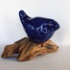 Donkerblauw vogeltje op houten tak - 2010 * Keramiek - 5 cm