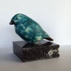 Blauw vogeltje op marmeren voet - 2010 * Keramiek - 5 cm
