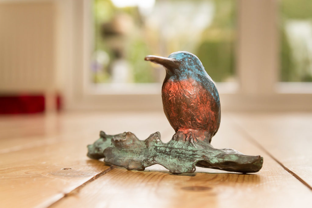 IJsvogeltje - brons - met rood en blauw patina