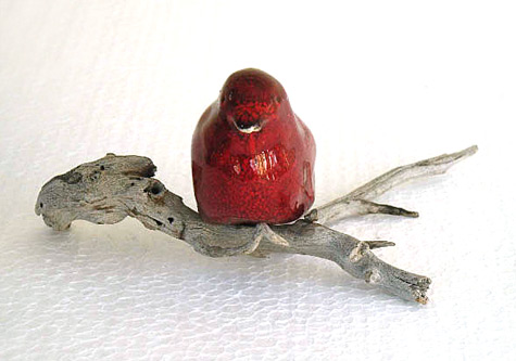 Rood miniatuur vogeltje - 5cm hoog - keramiek op houten tak