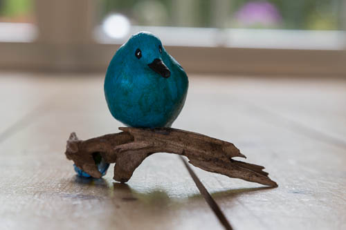 Blauw vogeltje op tak - 2013 * Keramiek - 5 cm