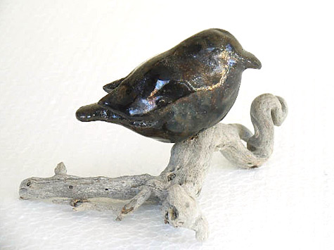 Zwart miniatuur vogeltje II - 5cm hoog - Keramiek op houten tak