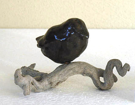 Zwart miniatuur vogeltje - 5cm hoog - Keramiek op houten tak